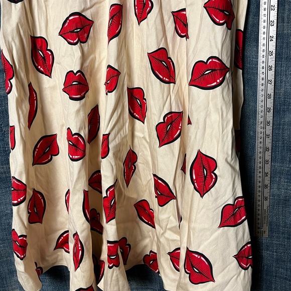 Cute & Kitschy Lip Print Dress 1X - Picture 4 of 7